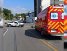 Motociclista idoso fica ferido após acidente de trânsito e é levado ao hospital