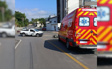 Motociclista idoso fica ferido após acidente de trânsito e é levado ao hospital