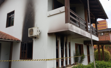 Casa de alvenaria pega fogo em Meleiro