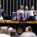 O que muda para trabalhadores com o fim da escala 6x1 aprovado na Câmara