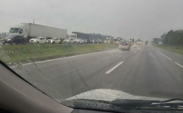 Tombamento de caminhão e pane elétrica provocam fila quilométrica na BR-101 em SC