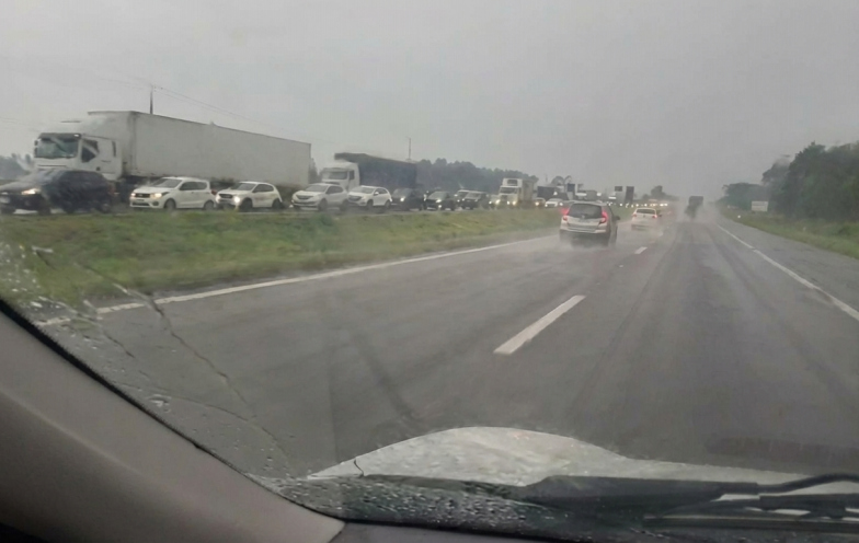 Tombamento de caminhão e pane elétrica provocam fila quilométrica na BR-101 em SC