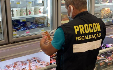 Procon apreende 77 quilos de alimentos estragados em supermercado