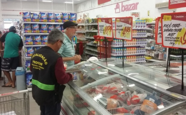 Procon de Imbituba apreende produtos vencidos em supermercados