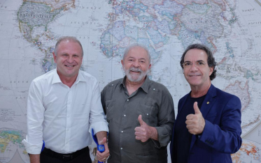 Com jogo discreto, Merisio sai na frente de Dário na disputa pelo abraço de Lula