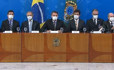 Voucher para trabalhador informal vai durar os três meses, diz Guedes