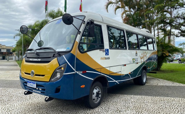 Prefeitura de Criciúma entrega micro-ônibus à Apae do município