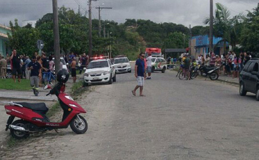 Homem ameaça mulher, aponta arma para policiais e acaba morto