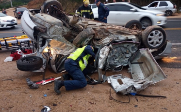 Após bater em árvore e capotar, homem morre na SC-108