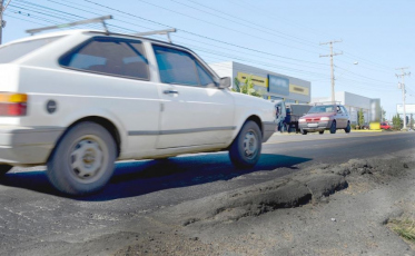 Moradores do bairro Vila Nova fecham SC-445 em Içara