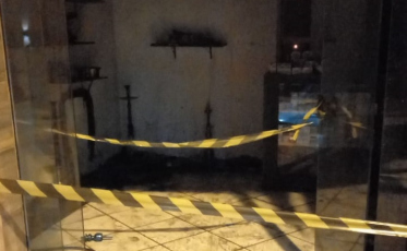 Morro da Fumaça: bombeiros combatem incêndio em sala comercial