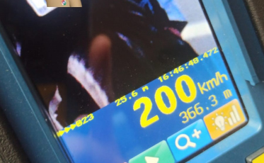 Moto é flagrada a 200 km/h na Via Rápida