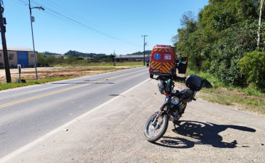 Motociclista fica ferido após colidir contra caminhão em Sangão