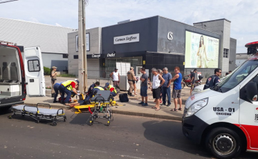 Motociclista morre após colidir em um poste
