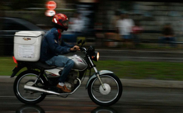 Motoboy tem moto roubada ao fazer entrega em Imbituba