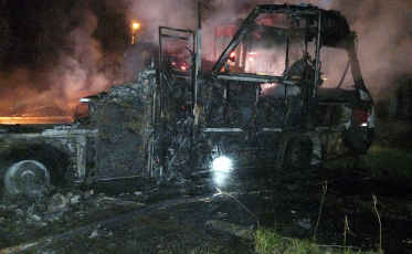 Incêndio deixa motorhome destruído em Sombrio