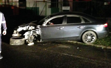 Dois postes são derrubados em Criciúma após colisões