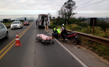 Morro da Fumaça: Motociclista cai de moto após desviar de cachorro  