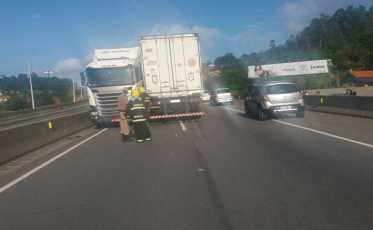 Carreta transita na contramão e causa acidentes em Laguna