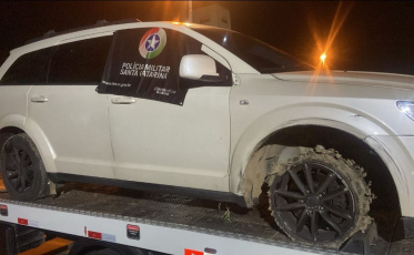 Foragido do sistema prisional mente identidade para policiais e é preso em Criciúma