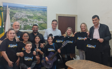 Morro da Fumaça: 90 alunos do projeto Música na Escola recebem uniformes