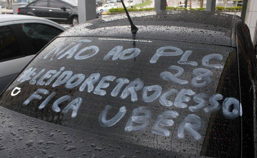 Motoristas do Uber protestam contra a regulamentação da categoria (VÍDEO)