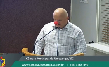 Vereador usa nariz de palhaço durante sessão na Câmara de Urussanga