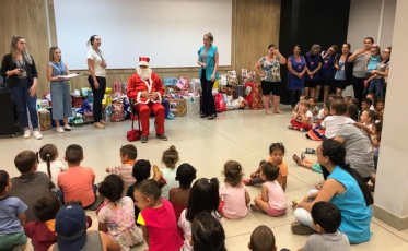 Crianças dos CEI's da Afasc recebem presentes de natal