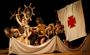 Estudantes fazem leitura dramática de 