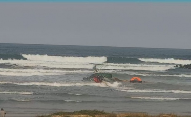 Passo de Torres: Bombeiros retomam buscas por desaparecido após embarcação com oito pessoas naufragar
