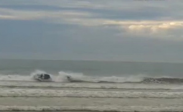 Barco naufraga no canal dos molhes em Passo de Torres (VÍDEO)