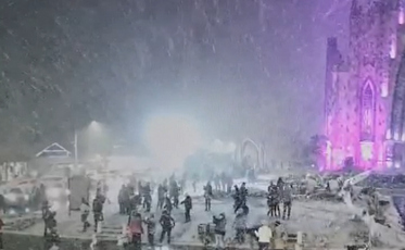 Neve faz a alegria de turistas na serra (VÍDEOS)