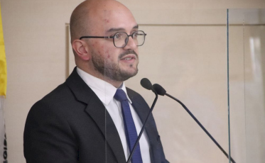 Vereador protocola projeto para revisar lei das filas nos bancos