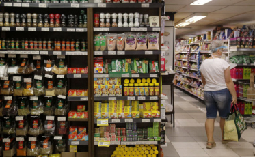 Mesmo com estoque, varejistas pedem que clientes comprem apenas o essencial