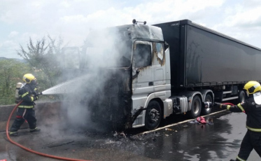 Carreta pega fogo na BR-101 em Tubarão