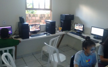 Casa Atos recebe doação de computadores