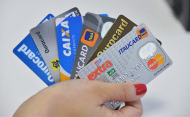 Percentual de famílias endividadas sobe de 59% para 62,2%