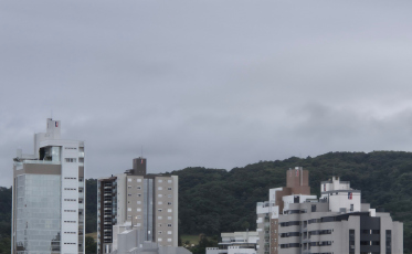 Segunda começa com chuva fraca e frio no Sul, mas tempo abre durante a semana