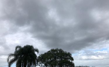 Domingo com tempo firme e nublado na região