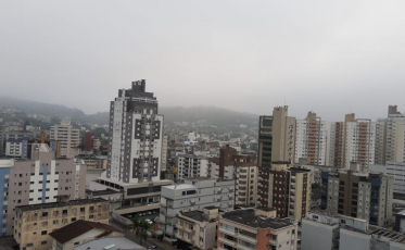 Nuvens agora, sol depois, frio no começo da primavera