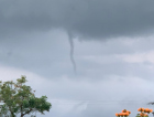 Em dia de nuvem funil, tem alerta na previsão do tempo (VÍDEOS)