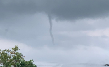 Em dia de nuvem funil, tem alerta na previsão do tempo (VÍDEOS)