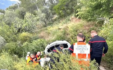 Idosa sobrevive após cair de penhasco com carro e ficar presa por dias