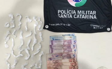 “Sujo os verme”, grita traficante antes de ser preso pela polícia