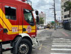 Bombeiros limpam a Avenida Centenário após derramamento de fluido na pista (FOTOS)