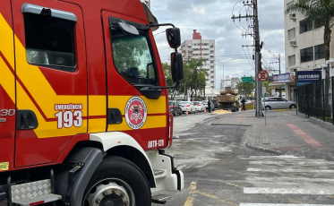 Bombeiros limpam a Avenida Centenário após derramamento de fluido na pista (FOTOS)