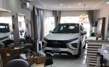 Motorista invade salão de beleza com carro e atinge mulher em Jaguaruna