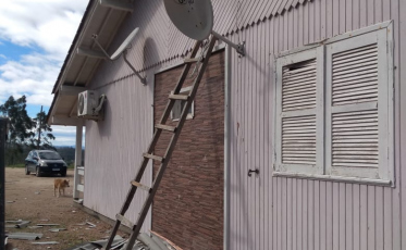 Quedas de árvores e destelhamentos: os estragos causados pelos ventos fortes na Amrec