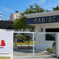 Após dizer que advogados “estudam para roubar”, OAB aciona Câmara contra vereador