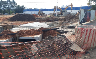 Criciúma: Trânsito interrompido na Rua Henrique Lage gera reclamações (FOTOS E VÍDEO)